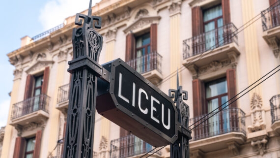 Restauracin de pinculos en la estacin de Liceu de Barcelona